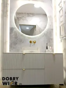 Łazienka na wymiar w Olsztynie – szafka w kolorze Kashmir i mięta, lakierowana dwustronnie, zawieszana z miejscem dla odkurzacza.