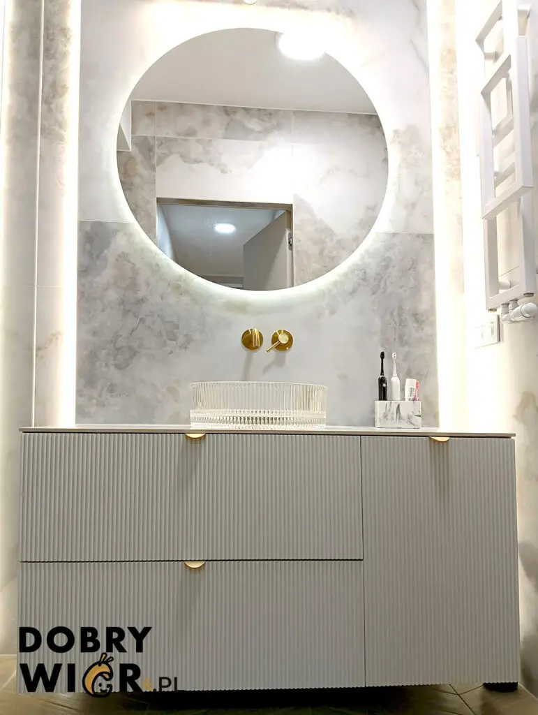 Łazienka na wymiar w Olsztynie – szafka w kolorze Kashmir i mięta, lakierowana dwustronnie, zawieszana z miejscem dla odkurzacza.